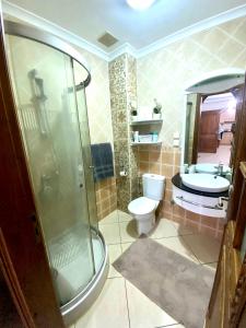 Et badeværelse på Vue Mer Piscines Proche Plages Surf à Pied