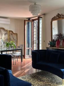 un soggiorno con divano blu e tavolo di ☆Lovely view of Florence in Stilish Designed Apt☆ a Fiesole