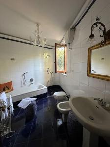 bagno con 2 servizi igienici, vasca e lavandino di ☆Lovely view of Florence in Stilish Designed Apt☆ a Fiesole