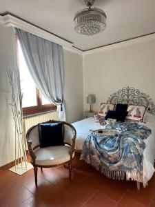 una camera con un letto e una sedia e una finestra di ☆Lovely view of Florence in Stilish Designed Apt☆ a Fiesole