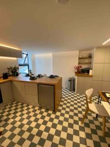 a kitchen with a checkered floor with a counter top at Contemporary City Centre 3 bedroom apartment in Sheffield