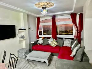 Et tv og/eller underholdning på Vue Mer Piscines Proche Plages Surf à Pied