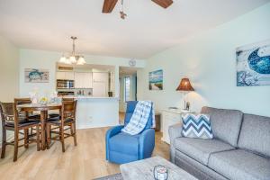sala de estar con sofá y mesa en Saint Helena Island Condo - Steps to Beach!, en Oceanmarsh Subdivision