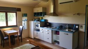 Η κουζίνα ή μικρή κουζίνα στο Studio de charme + terrasse : Verdon, lac, plages