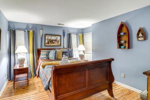 um quarto com uma cama com paredes azuis em Spacious Trappe Getaway with Outdoor Pool and Gazebo! 