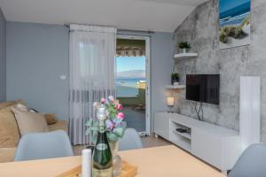 ヴィルにあるApartment Mahnetの海の見えるリビングルーム