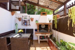 a patio with a grill and a table and chairs at Casa Fantástica in Playa Honda