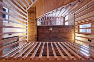 een sauna met houten wanden en houten vloeren bij Michelhaus in Ernen