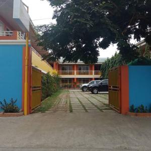 un estacionamiento con una puerta y un edificio en Jocanai Residences Studio C, en Lusong