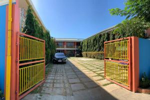 un coche aparcado en una entrada con una puerta amarilla en Jocanai Residences Studio C, en Lusong