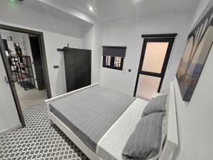 En eller flere senge i et værelse på Apartamentos Elegancia + 28 billeder