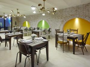Reštaurácia alebo iné gastronomické zariadenie v ubytovaní Hotel Galería Essentia