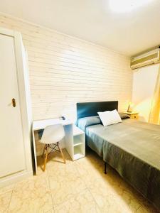 Postel nebo postele na pokoji v ubytování Hostal La Taberna