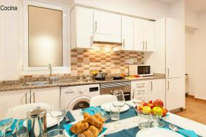uma cozinha com uma mesa com comida em 3 bedrooms appartement with wifi at Las Palmas de Gran Canaria em Las Palmas de Gran Canaria