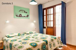 um quarto com uma cama com um edredão em 3 bedrooms appartement with wifi at Las Palmas de Gran Canaria em Las Palmas de Gran Canaria