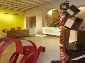 a living room filled with furniture and decorations at Hotel Galería Essentia in Aracena