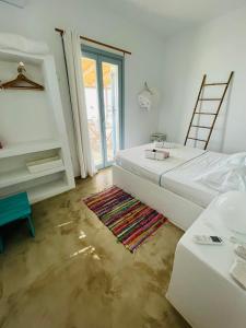 Säng eller sängar i ett rum på EOS - Appartement de charme et confort pour 4 personnes prés de la plage et du coeur de Koufonissi