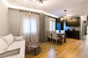 een woonkamer met een witte bank en een tafel bij 2 bedrooms apartement with wifi at Sevilla in Sevilla