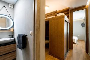 un piccolo bagno con lavandino e specchio di 2 bedrooms apartement with wifi at Sevilla a Siviglia