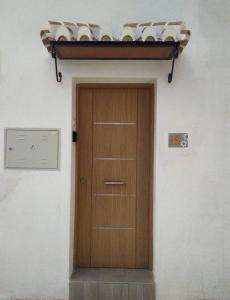 eine Holztür vor einer weißen Wand in der Unterkunft 2 bedrooms appartement with wifi at Frigiliana 7 km away from the beach in Frigiliana