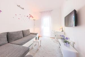 ein Wohnzimmer mit Sofa und Flachbildfernseher in der Unterkunft House Edvard in Plano