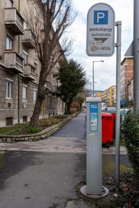 um sinal de estacionamento no lado de uma rua em Gyöngy Apartman em Pécs