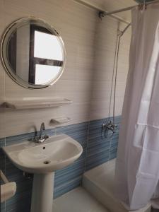 een badkamer met een wastafel en een spiegel bij High apartment in madinaty in Madinaty