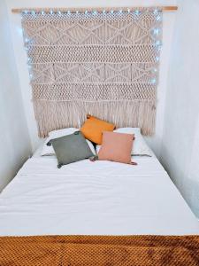 Le Nid Secret Sérénité au Cœur de Grasse في جراس: سرير ابيض عليه وسادتين