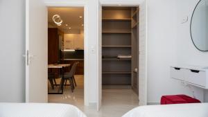 een slaapkamer met witte muren en een eetkamer met een tafel bij Mountain Vista Residence in Kalabaka