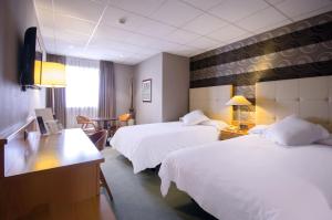 pokój hotelowy z dwoma łóżkami i biurkiem w obiekcie Coto Real w mieście Rábade +37 zdjęć