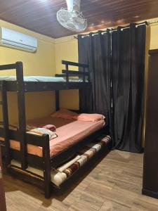 1 Schlafzimmer mit 2 Etagenbetten in einem Zimmer in der Unterkunft Casa Sendero in Liberia