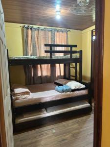 een kamer met 2 stapelbedden in een kamer bij Casa Sendero in Liberia