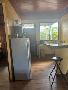 eine Küche mit einem weißen Kühlschrank und einer Theke in der Unterkunft Casa Sendero in Liberia