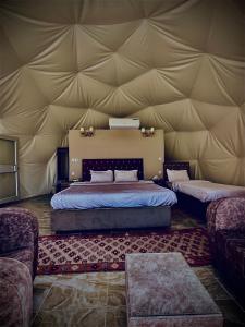 Postel nebo postele na pokoji v ubytování RUM Pink Desert Camp