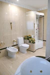 y baño con bañera, aseo y lavamanos. en 5 bedrooms house with private pool jacuzzi and terrace at Salamanca, en Villamayor
