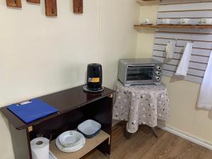 a small kitchen with a table with a microwave at MI HOGAR ES TUYO in Punta Arenas