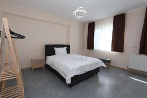 - une chambre avec un lit et une échelle dans l'établissement Blue Life Hotel, à Konak