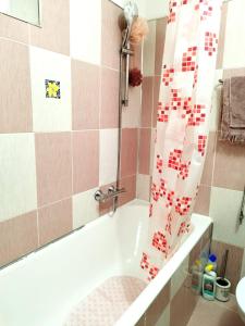 y baño con bañera y cortina de ducha. en Milu Residence 2 en Ghimbav