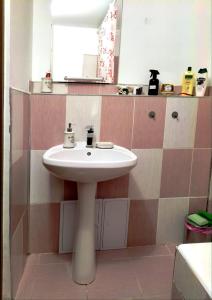 y baño con lavabo y espejo. en Milu Residence 2 en Ghimbav