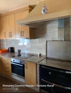 A kitchen or kitchenette at Pomares Country House