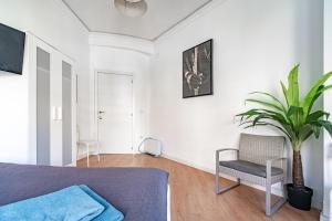 a bedroom with a couch and a chair and a plant at Rooms Jardín Botánico in Valencia