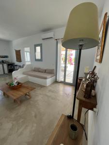 sala de estar con lámpara y sofá en VILLA THEIA - SELENE , appartement de charme pour 4 à 6 personnes prés de la plage et du village de Koufonissi, en Koufonisia