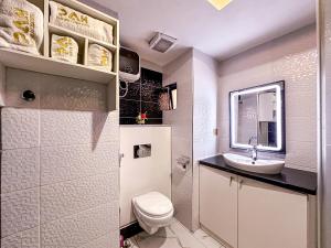 Ένα μπάνιο στο Parkview Astoria Hotel