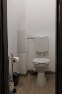 Gyöngy Apartman في بيتْش: حمام مع مرحاض أبيض في الغرفة