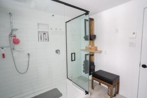 Bright Amazing 6 Bed Chalet Waterfront in Rigaud tesisinde bir banyo