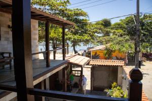 Aussicht vom Balkon eines Hauses in der Unterkunft Encanto Paraty Beach in Paraty