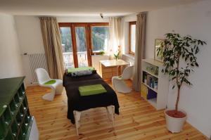 a living room with a table and a potted plant at Haus Scherl in Sankt Anton am Arlberg