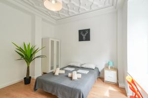 1 dormitorio con 1 cama y una maceta en Rooms Jardín Botánico, en Valencia