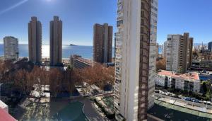 uma vista para uma cidade com edifícios altos e o oceano em Apartamento BENILOVE, en playa Benidorm em Benidorm