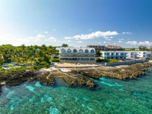 una vista aerea sul resort e sull'oceano di Coconut Bay Villas #113 a George Town